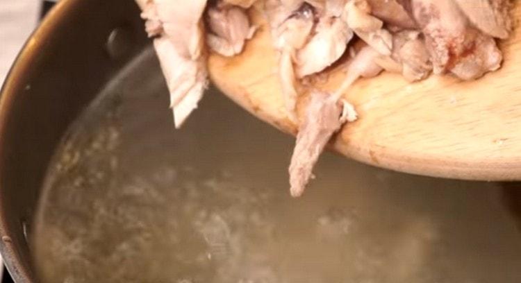 We take out the meat, separate from the stones, cut into pieces and return to the broth.