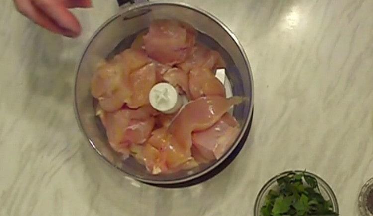 Put the chicken fillet sliced into pieces in a blender bowl.