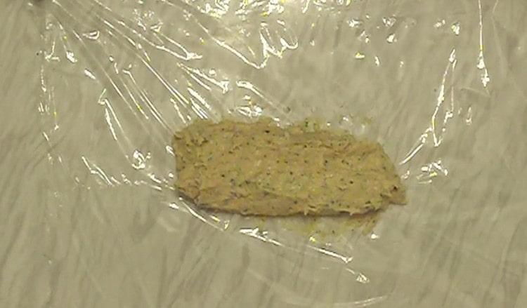 We spread half of the prepared mass on a food film.