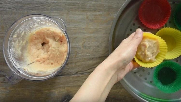 We spread the souffle in the molds.