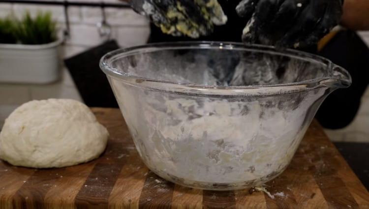 Leave the dough in a warm place so that it rises.