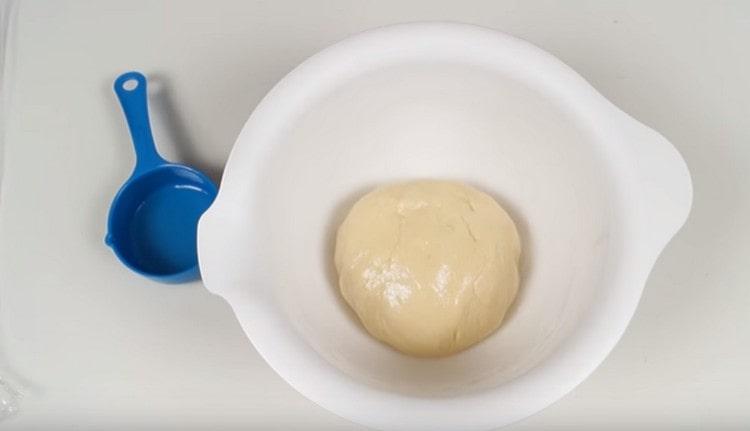 Grease the dough with vegetable oil and place in the cold.