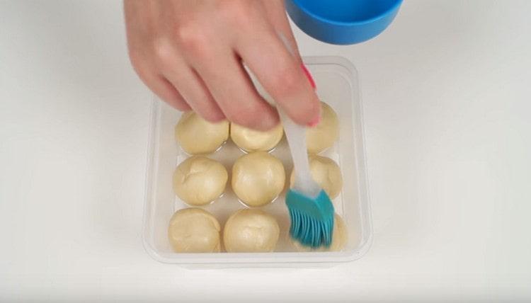 Lubricate the workpiece with vegetable oil and also leave to brew for an hour.