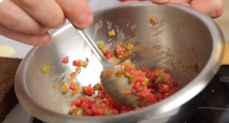 Thoroughly mix all the components of the tartar.