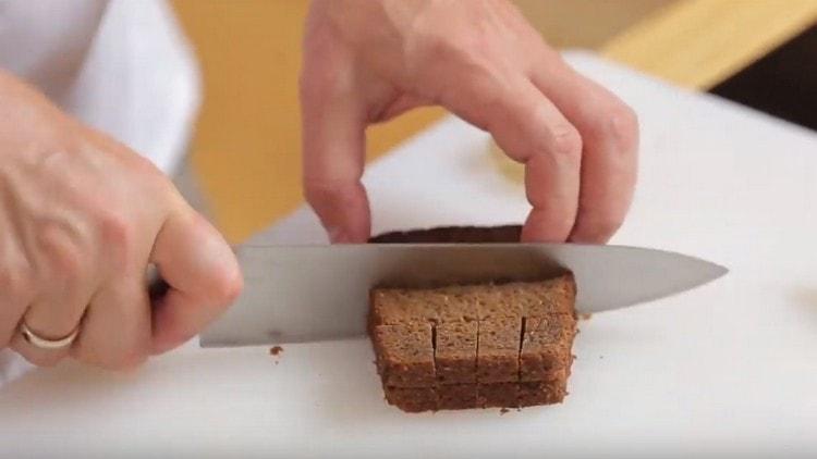 Dice the Borodino bread into cubes.