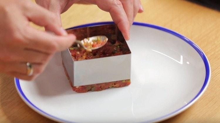 We put the tartar in the ring, tamp a little.