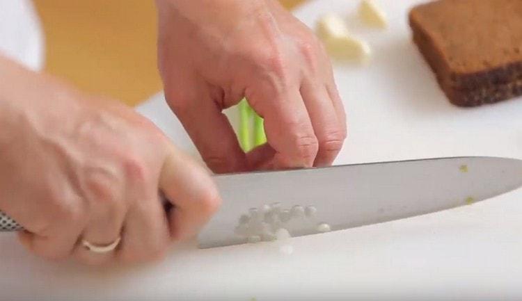 Grind the white part of the fresh onion.