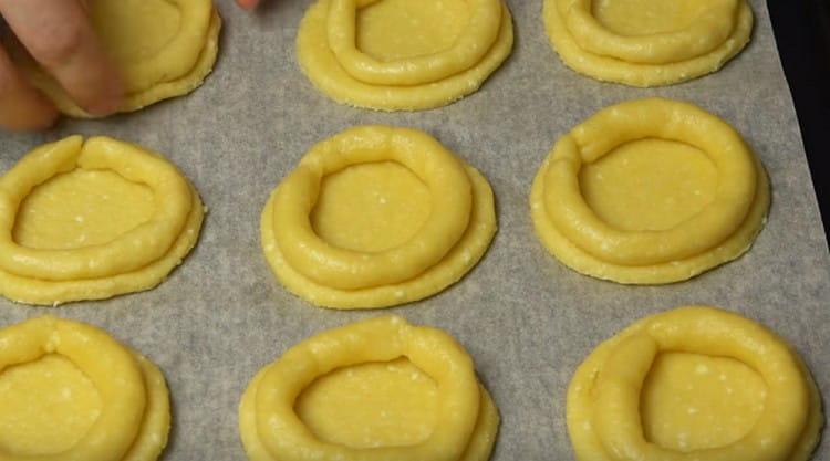 From the part of the dough we make flagella and form bumps from them on previously cut circles.