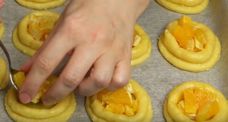 In each resulting basket we lay out slices of orange.