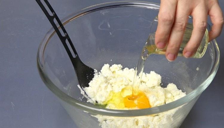 We introduce vegetable oil into the curd mass.