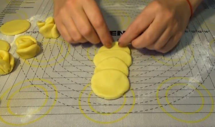 3-4 circles are overlapping.