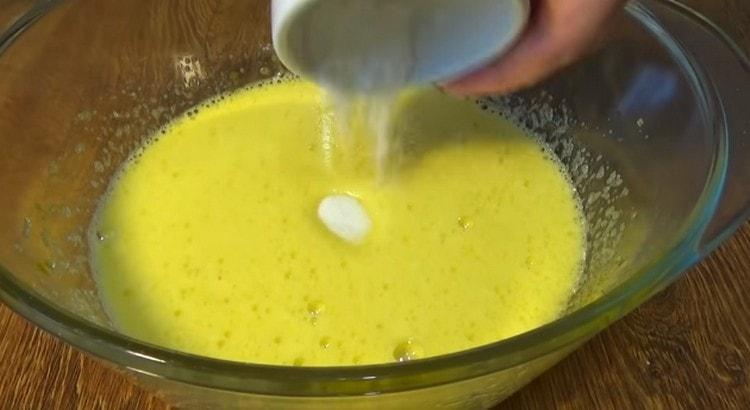 Add a pinch of salt and vanillin.