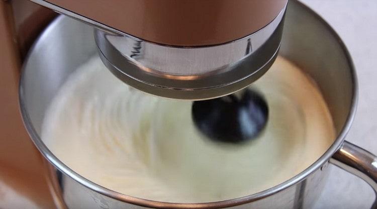 Beat the eggs to a very lush light mass.