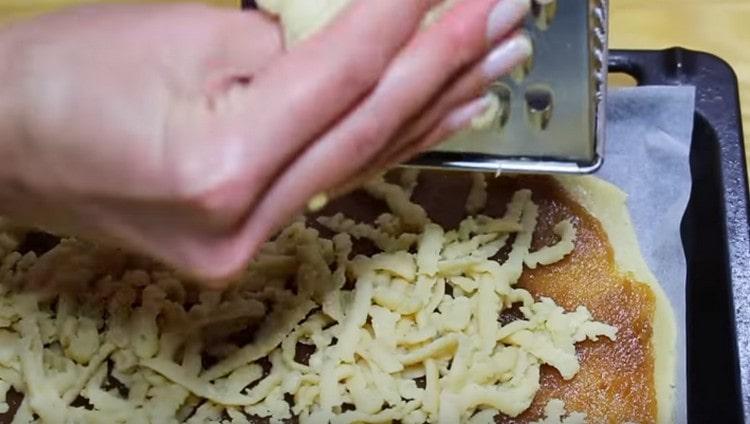 On top of the jam, rub the dough that was in the freezer