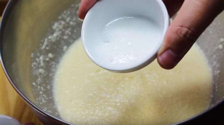 We extinguish vinegar with soda and also add to the egg mass.