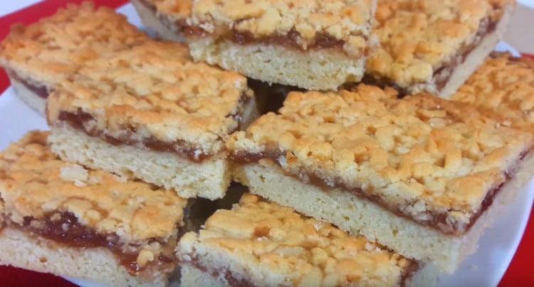 As you can see, grated jam pie is prepared as easy as shelling pears.