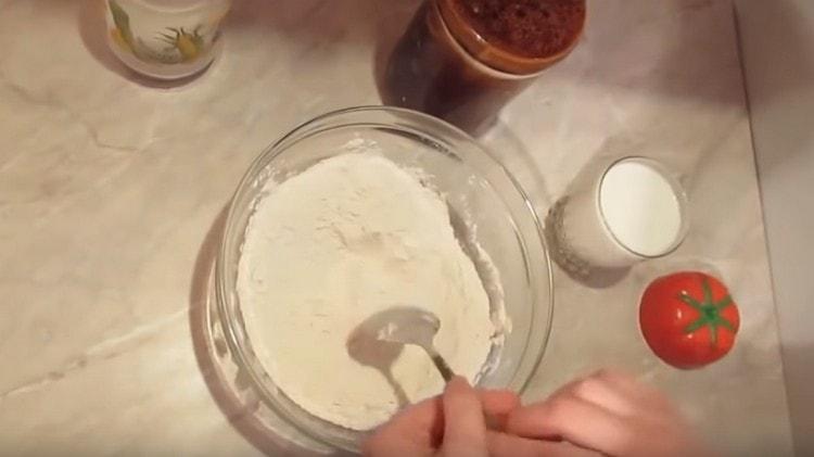 Combine the flour with salt and mix.