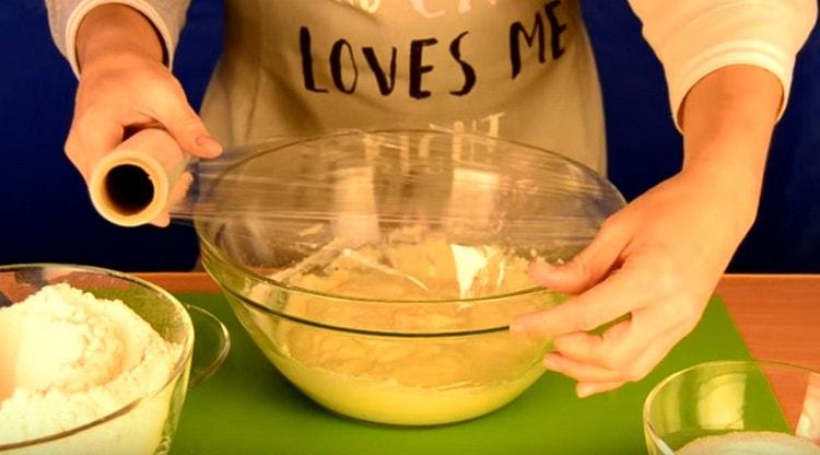 Tighten a bowl of dough with cling film.