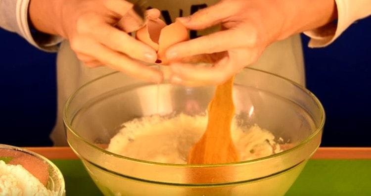 We introduce eggs into the dough, mix.