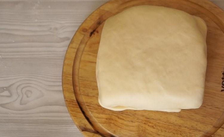 With an envelope we wrap a layer of dough around a lump placed in the center.