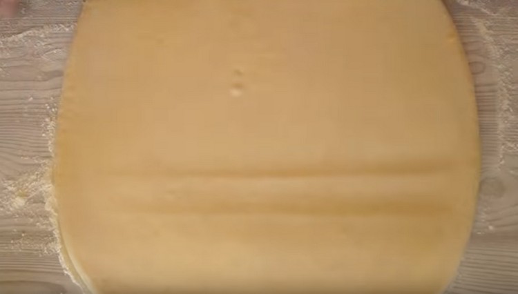 We take out the dough from the refrigerator and roll out.