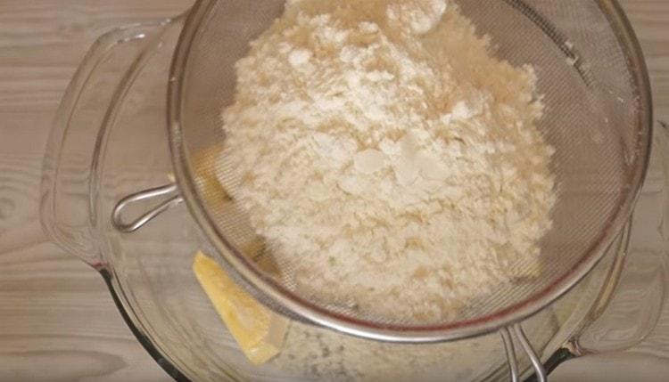 Sift the flour to the oil.