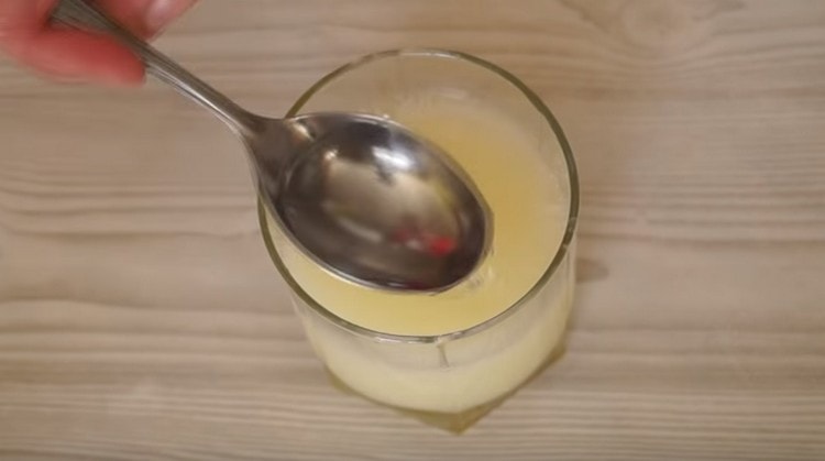 We break the egg into the water, mix, add vinegar.