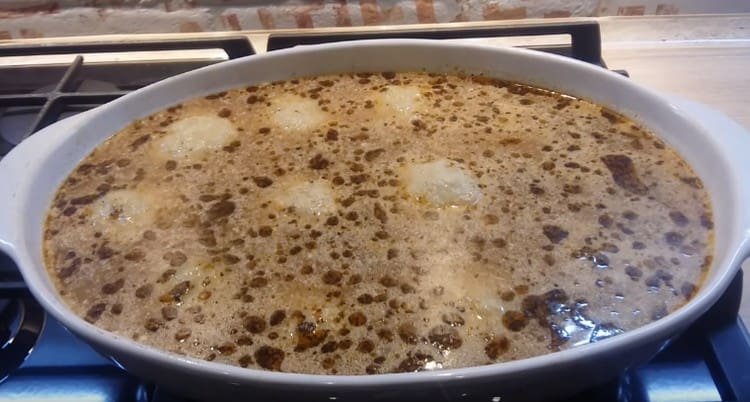 Pour the obtained gravy into our meatballs in the mold.