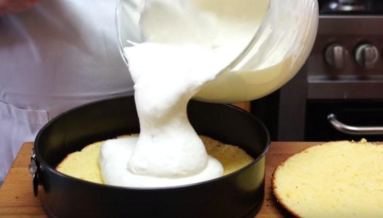 We put one half of the biscuit in a detachable form and fill it with half of the souffle.