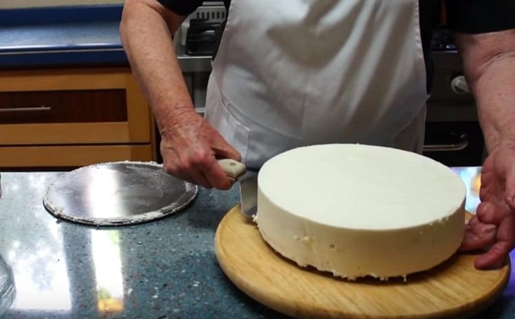 Carefully we get the dessert out of the mold.