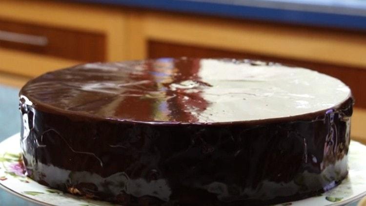 Now the cake can be transferred to a serving dish.