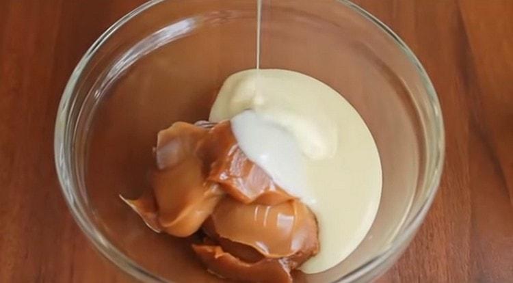 Combine regular and boiled condensed milk.