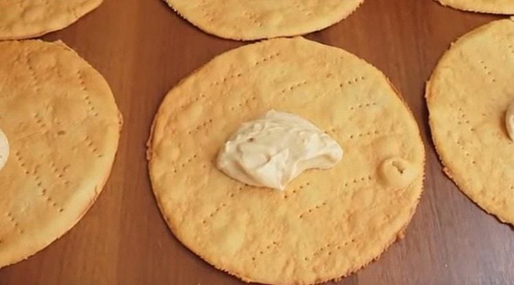 Immediately distribute the cream across all the cakes.