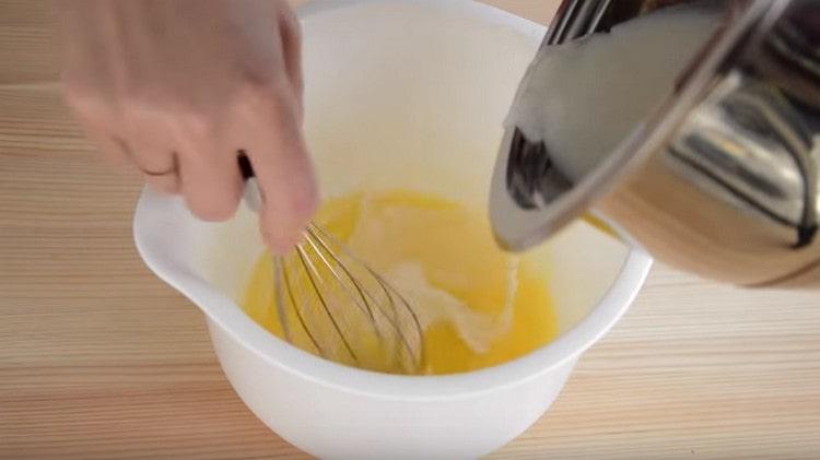 We introduce milk into the egg mass, whipping it further.