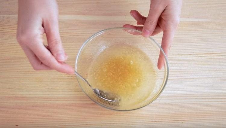 To prepare the glaze, dissolve gelatin in hot water.
