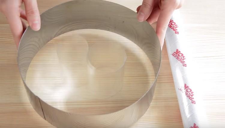 The culinary ring will need to be coated on the sides with an acetate film.