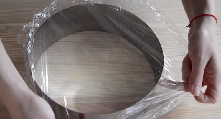 On the one hand we tighten the ring with cling film and install it on the board.