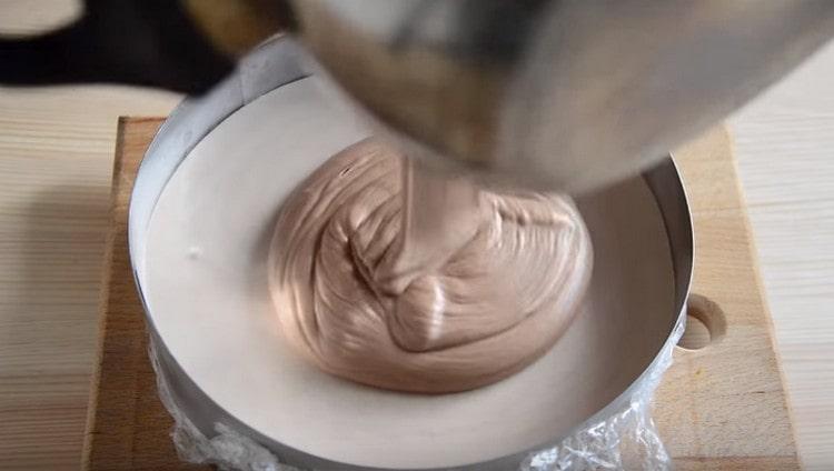 Next, pour the layer with dark chocolate.