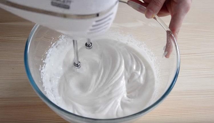 We remove the bowl with the egg mass from the water bath and continue whisking until very lush light mass.