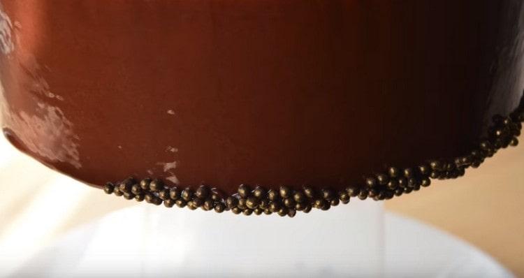 You can also decorate the cake with confectionery powder.