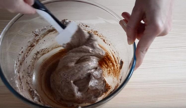 Gently mix the mass with a spatula, stirring the flour.