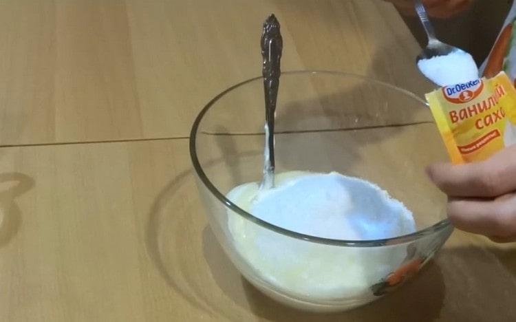 Add sugar and vanilla sugar to sour cream.
