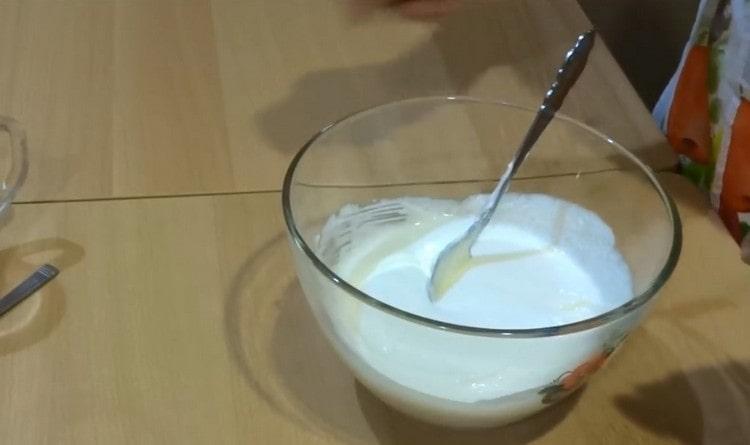 Mix the mass and leave the sugar to dissolve.