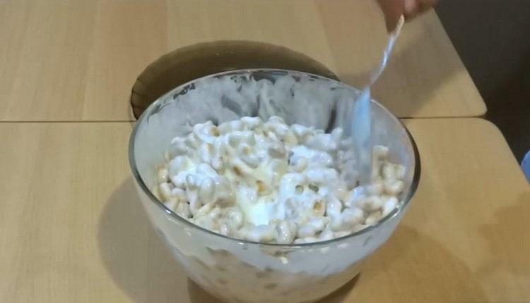 We spread crackers in sour cream.