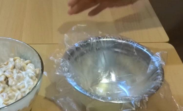 Cover the bowl with cling film.