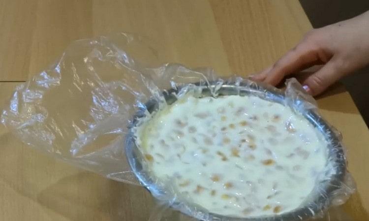 We spread cookies with sour cream in a prepared bowl.