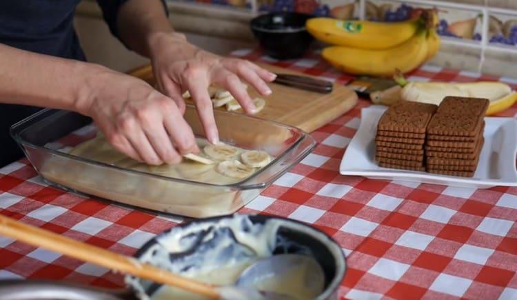 Next, spread the sliced ​​bananas.