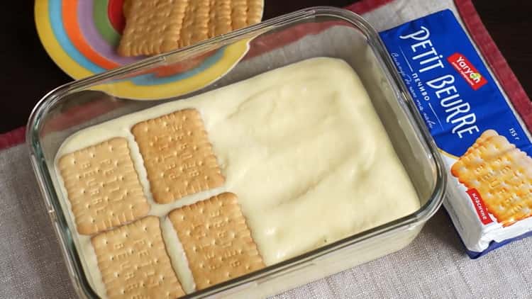 Fill the cookies with cream