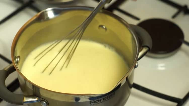 Mix the ingredients for the cream