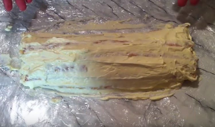 on top of the cake, we also coat with cream.